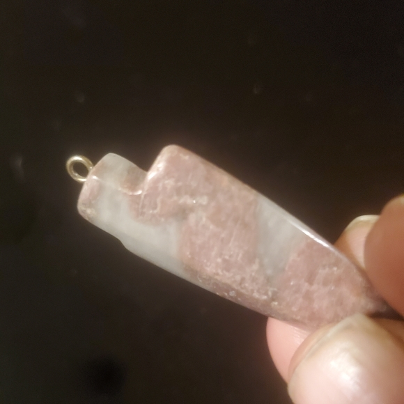 New Carved Rhodonite Arrowhead Pendant. - Picture 7 of 14